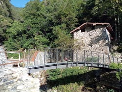 Brücke über den Caraello-Bach (300 m) | Wanderung von Laglio zum Monte Colmegnone