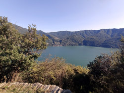 Weg nach Ticèe (410 m) - Laglio | Wanderung von Laglio zum Monte Colmegnone